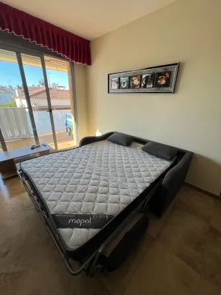 Sofá cama gris con colchón muy cómodo