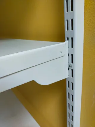 Estanterías de pared blancas