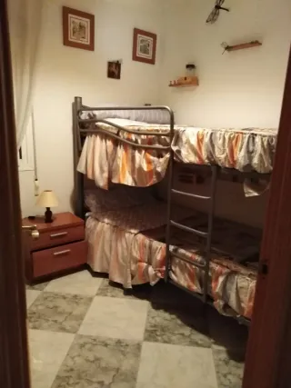 Cama litera con colchones y edredones