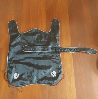 Capa impermeable Trixie para perros negra