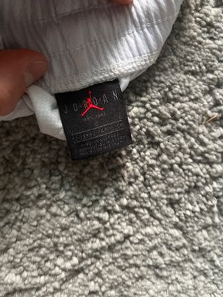 Pantalones Jordan Grises con Rojo y Nike blancos