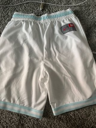 Pantalones Jordan Grises con Rojo y Nike blancos
