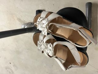 Sandalias blancas con flores