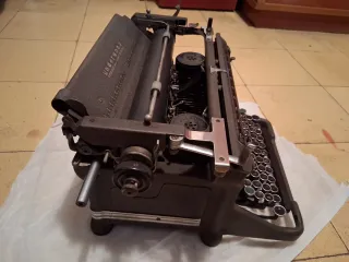 ANTIGUA MÁQUINA DE ESCRIBIR UNDERWOOD