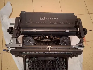 ANTIGUA MÁQUINA DE ESCRIBIR UNDERWOOD