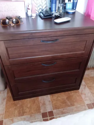 Armario de madera oscura con espejos