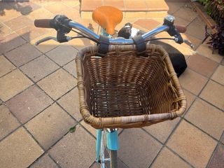 Bicicleta paseo vintage aquamarina con cesta