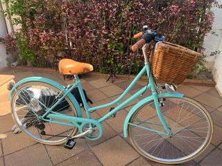 Bicicleta paseo vintage aquamarina con cesta