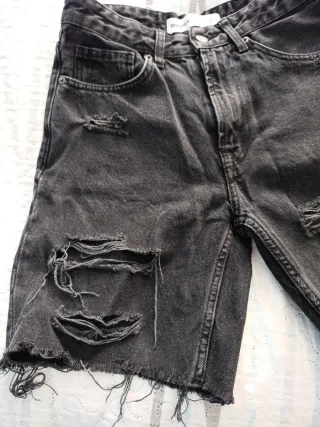 Vaqueros cortos Bershka negros rotos
