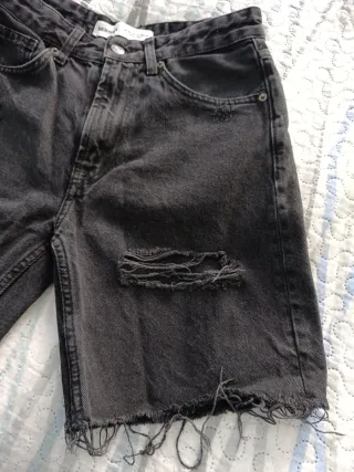 Vaqueros cortos Bershka negros rotos