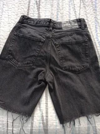 Vaqueros cortos Bershka negros rotos