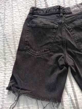 Vaqueros cortos Bershka negros rotos