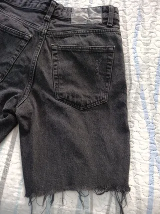 Vaqueros cortos Bershka negros rotos