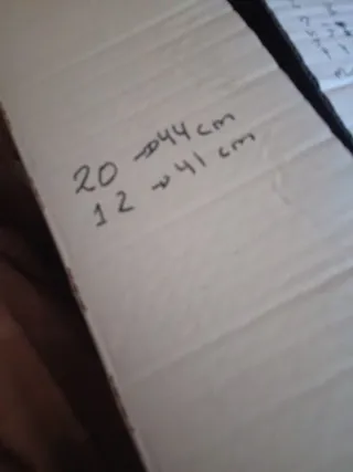 40 Perchas de plástico resistentes.