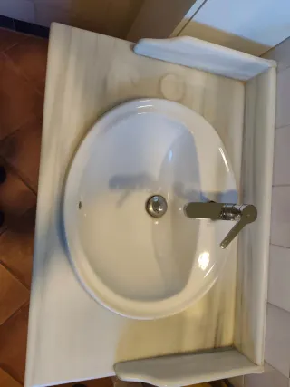 Mueble de baño de madera.