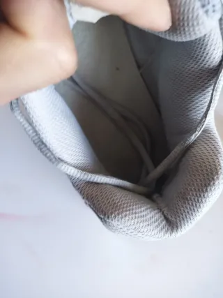 Zapatillas grises y blancas