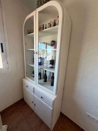 Barra de bar y vitrina de madera