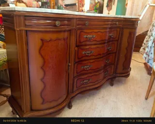 Mueble de madera y mármol