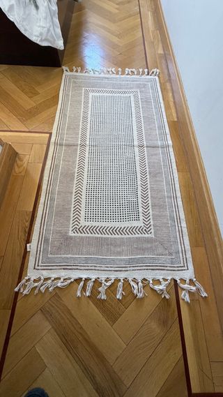 Alfombra de tela marrón y blanca