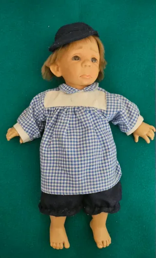 Muñeco antiguo niño con gorra y traje
