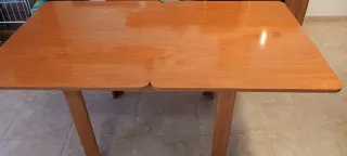 Mesa de comedor de madera en cerezo
