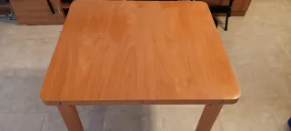 Mesa de comedor de madera en cerezo