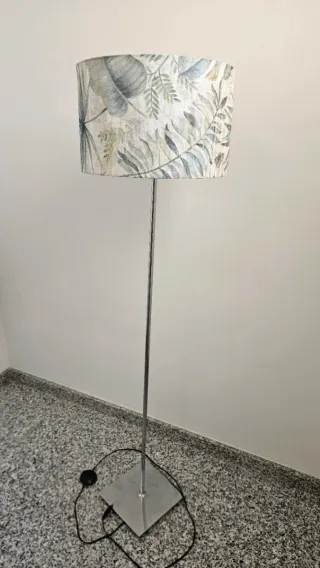 Lámpara de pie con pantalla floral