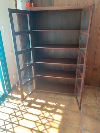 Armario vitrina de madera y cristal