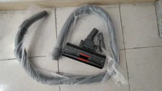 Aspirador sin bolsa con cable retráctil