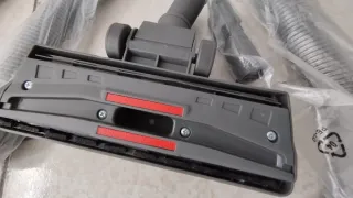 Aspirador sin bolsa con cable retráctil