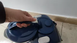 Aspirador sin bolsa con cable retráctil