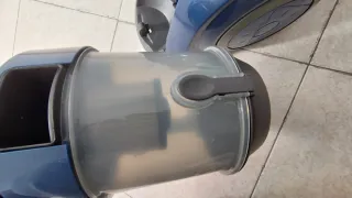 Aspirador sin bolsa con cable retráctil