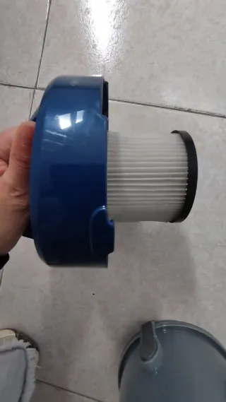 Aspirador sin bolsa con cable retráctil