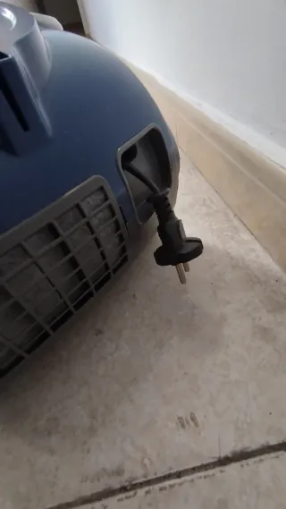 Aspirador sin bolsa con cable retráctil