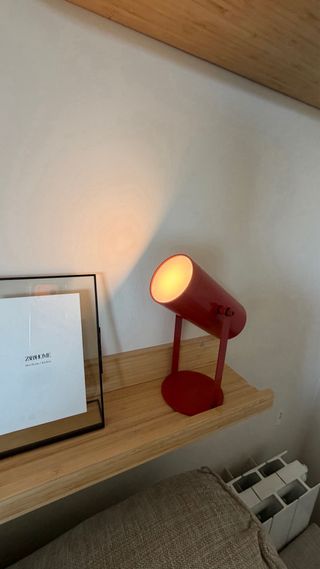 Lámpara de mesa roja
