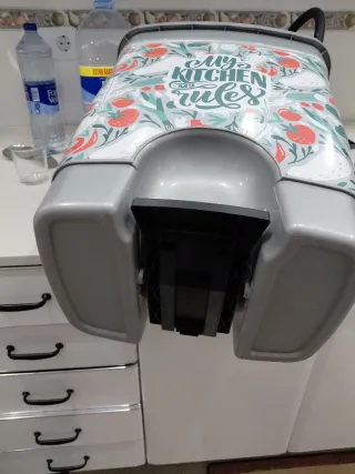 Cubo de basura con estampado de cocina