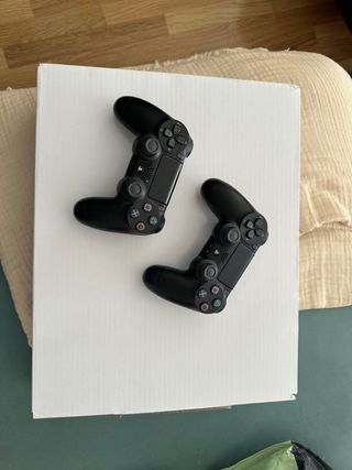 PS4 (PlayStation 4) Negra y mandos