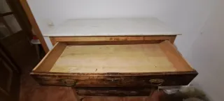 Cómoda antigua de madera y mármol