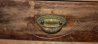 Cómoda antigua de madera y mármol