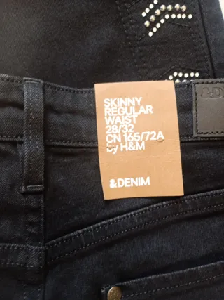 Pantalón negro con pedrería