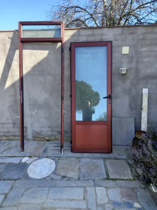 Puerta Hierro y Aluminio Granate