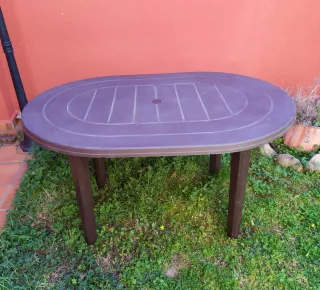 Mesa de jardín ovalada de plástico