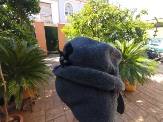 Gorra gris con orejeras