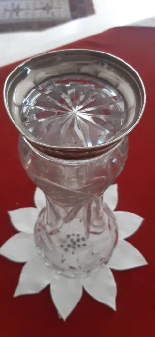 Jarrón de cristal con base de plata