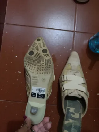 Zapatos de tacón destalonados beige