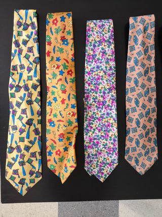 Corbatas con distintos estampados de seda natural