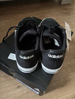 Zapatillas Adidas Negras y Blancas