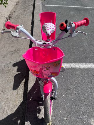Bicicleta infantil rosa con cesta