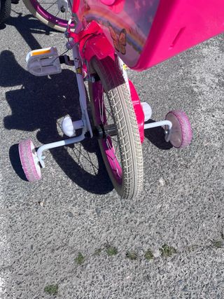 Bicicleta infantil rosa con cesta