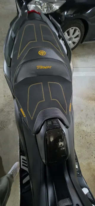Yamaha TMAX 560  tech max 2020 Negra.mate y Dorada